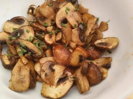 Spanish style garlic mushrooms (Champiñones al ajillo)
